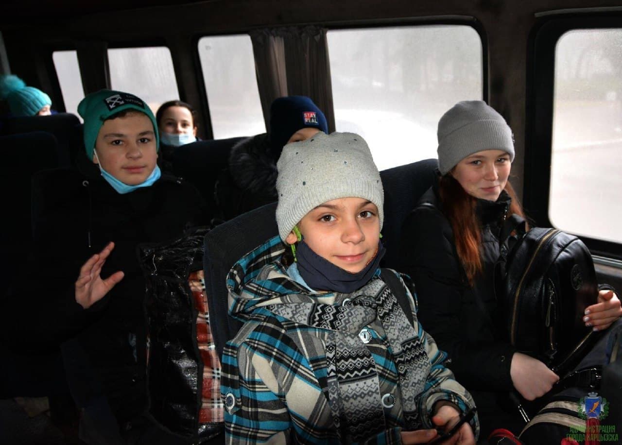 На оздоровление в Республиканский центр отдыха отправились дети из Харцызска