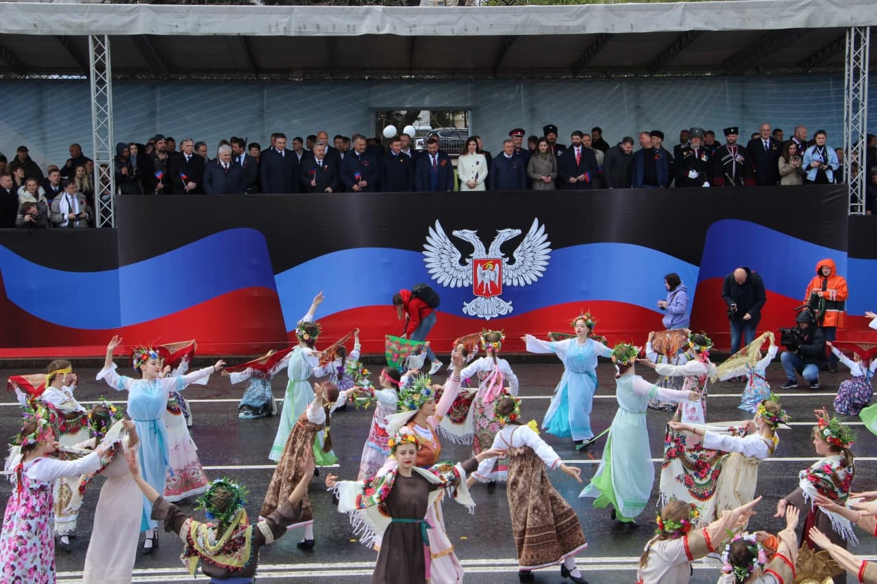 В Донецке состоялось праздничное шествие в День Республики