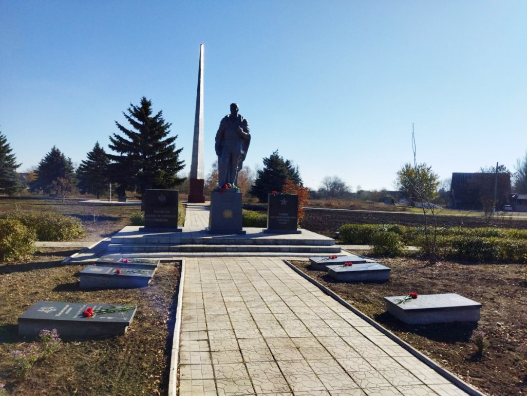 В Амросиевке открыли мемориальную плиту на месте захоронения погибших воинов